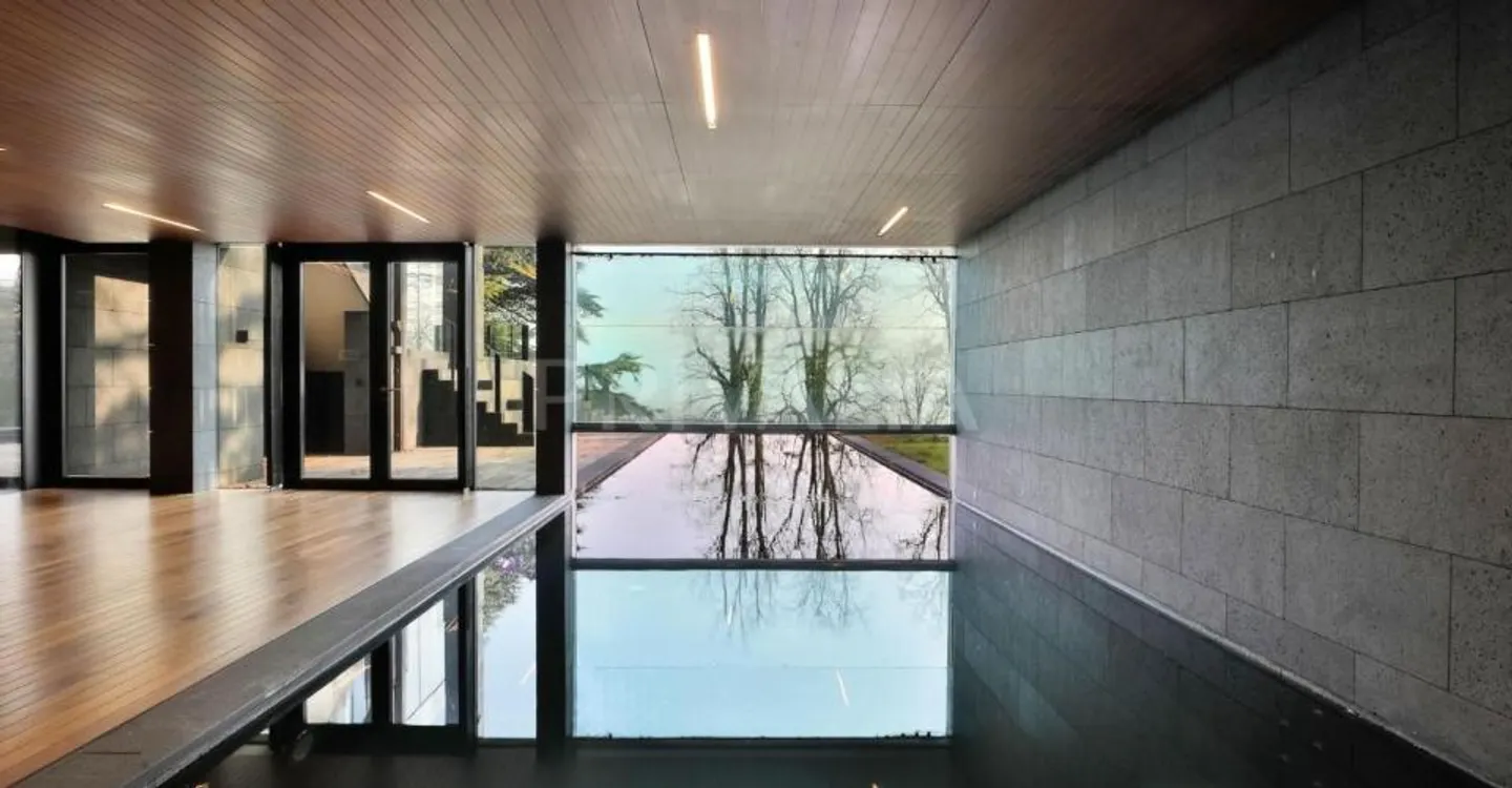 Exceptional contemporary property with private access to the lake - Photo 5 of 6