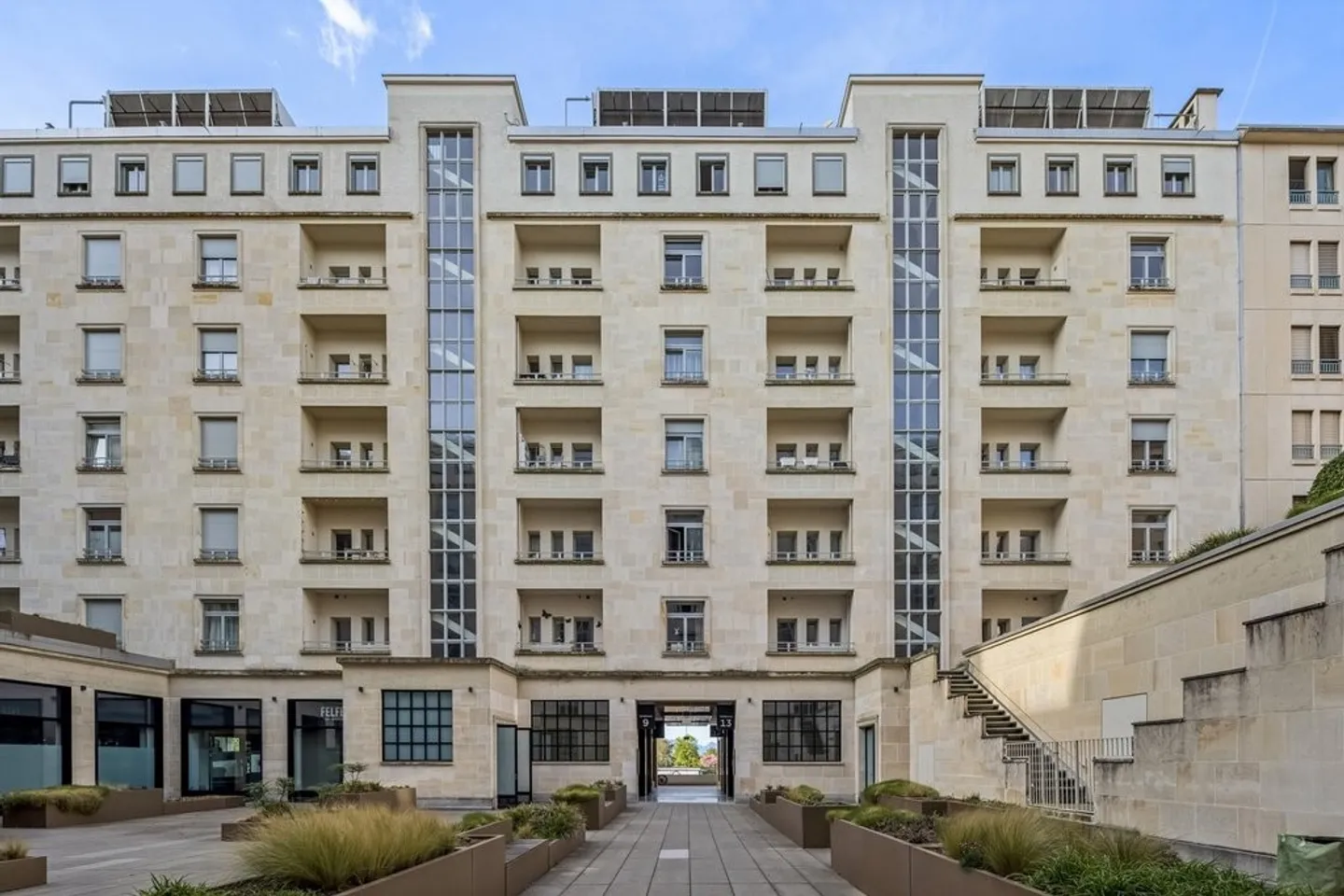 Appartement rénové avec vue - Photo 3 sur 11