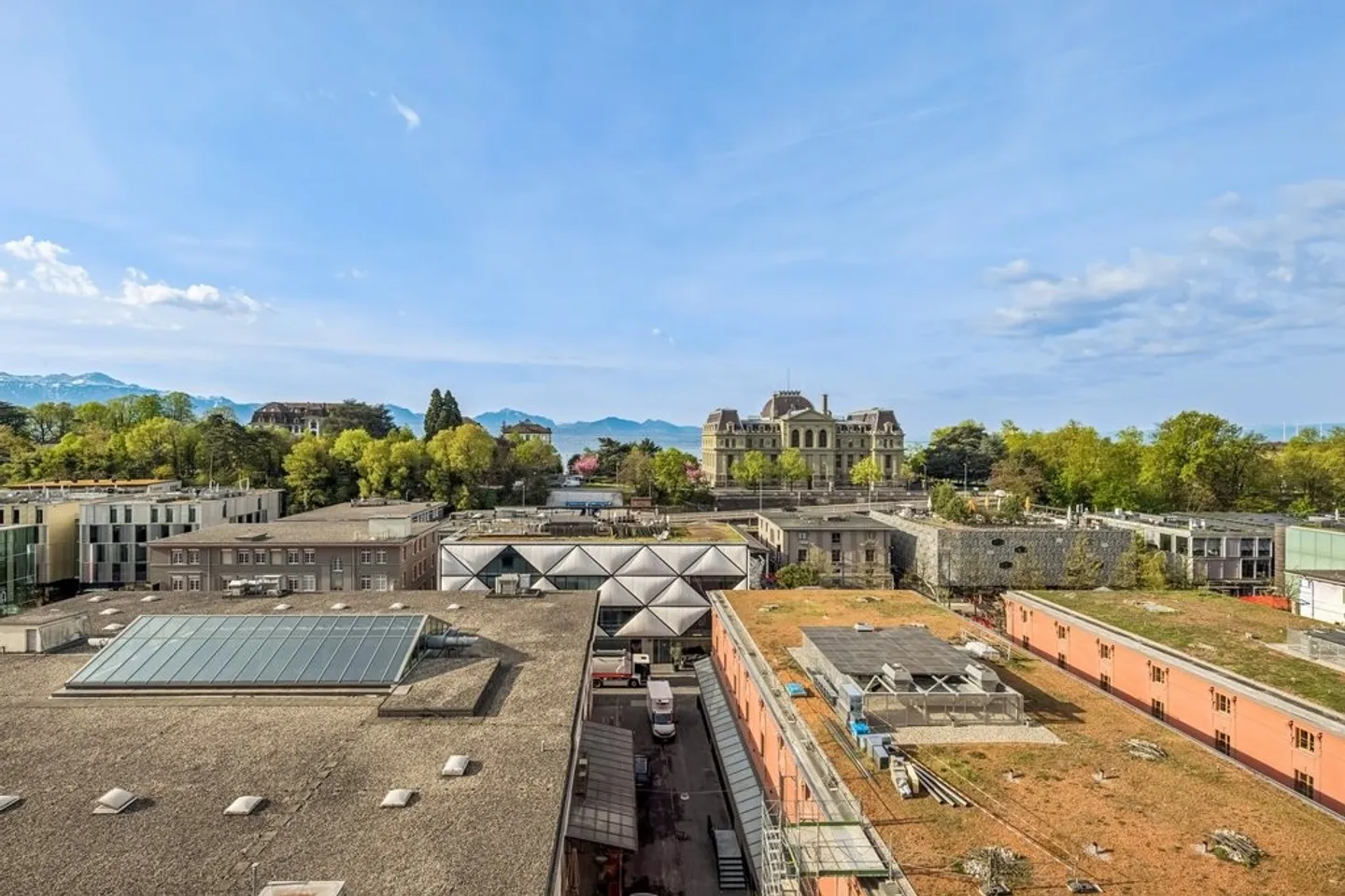 Appartement rénové avec vue - Photo 2 sur 11