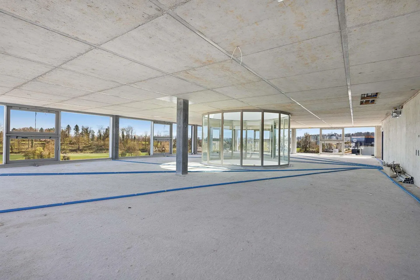 Espaces commerciaux attrayants dans le parc sud moderne de Niederglatt - Photo 2 sur 15