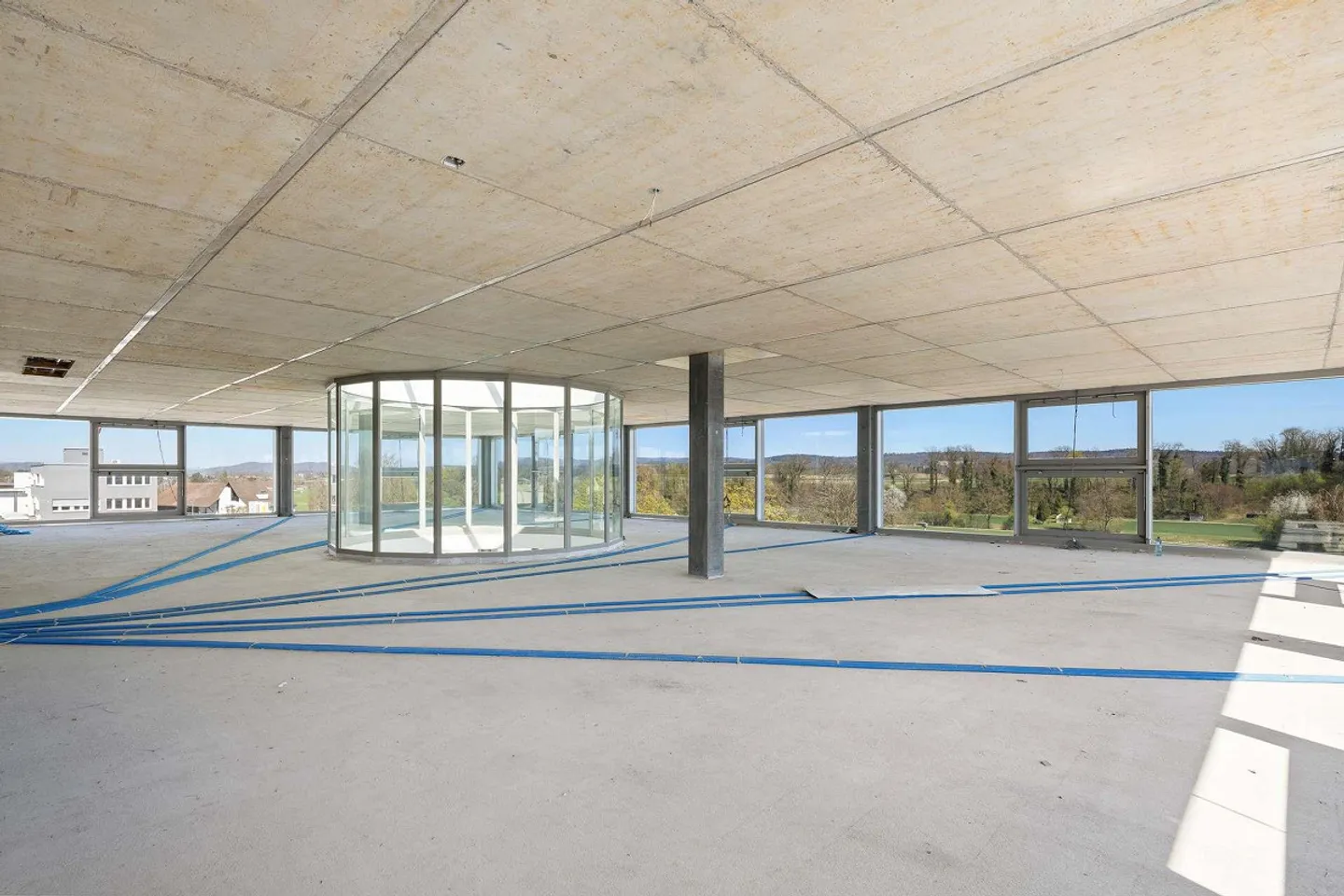 Espaces commerciaux attrayants dans le parc sud moderne de Niederglatt - Photo 3 sur 15