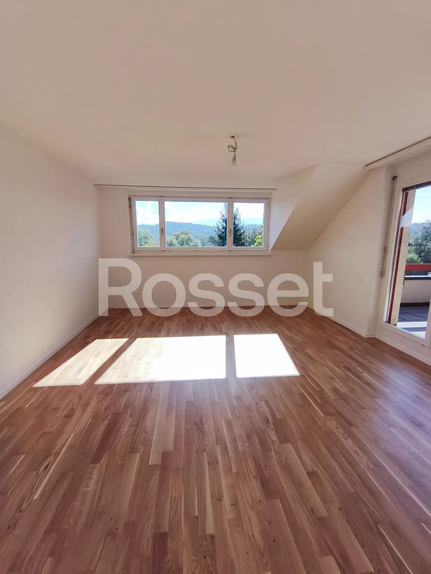 Beautiful renovated 4.5-room apartment on the 2nd floor - Photo 2 of 10