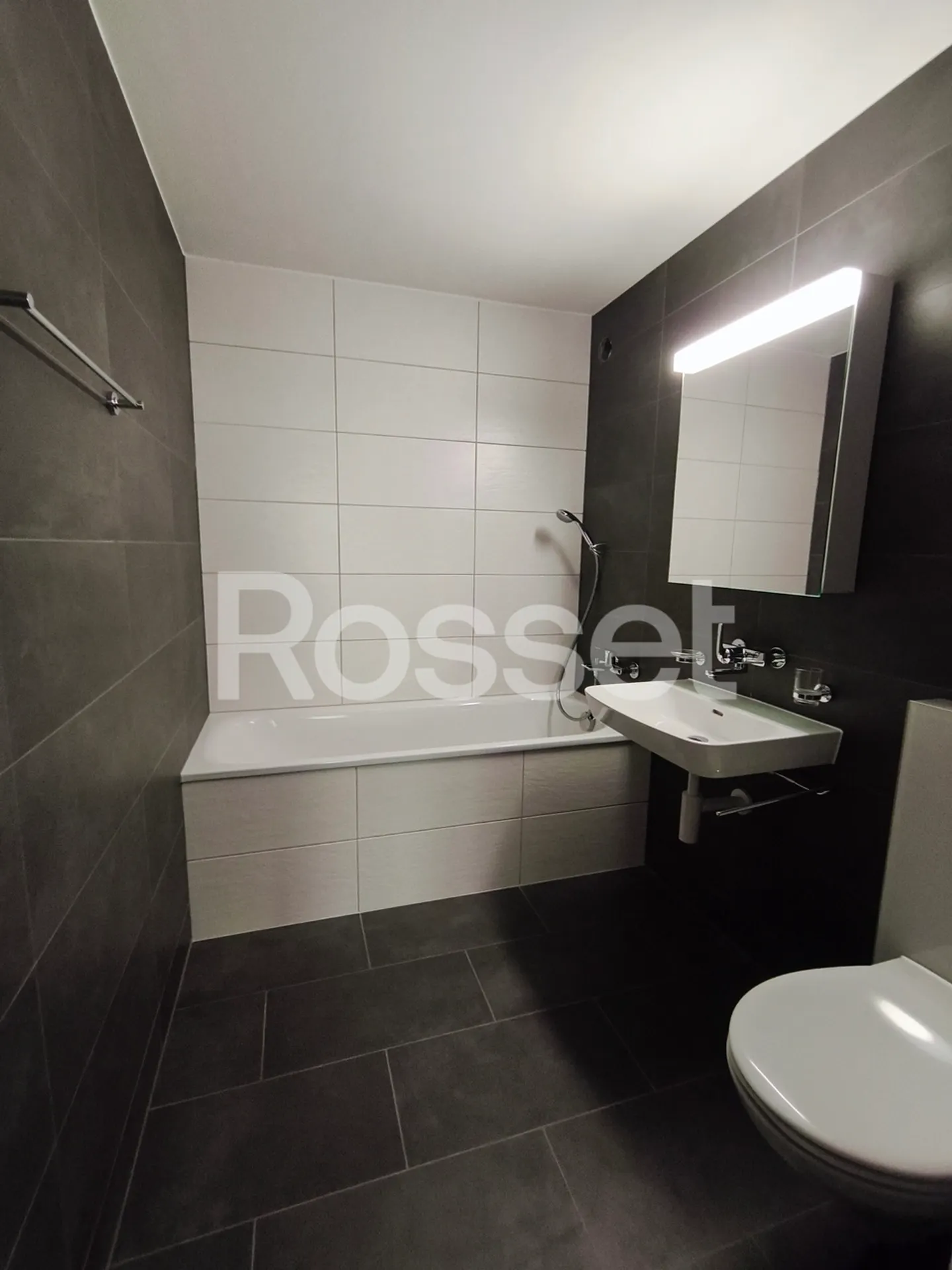 Beautiful renovated 4.5-room apartment on the 2nd floor - Photo 8 of 10