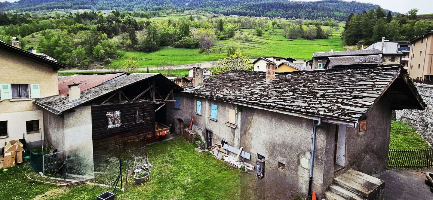 Nel cuore del villaggio di Orsières, casa e fienile da ristrutturare con bella superficie esterna - Foto 11 di 18