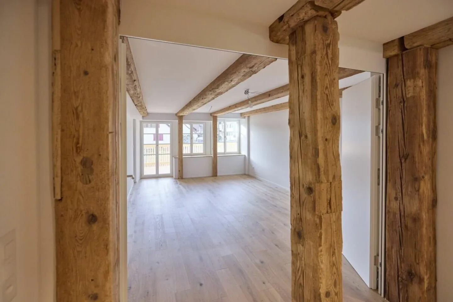 Charmante 5.5-Zimmer-Maisonette-Wohnung in einzigartiger historischer Mühle - Foto 9 von 15