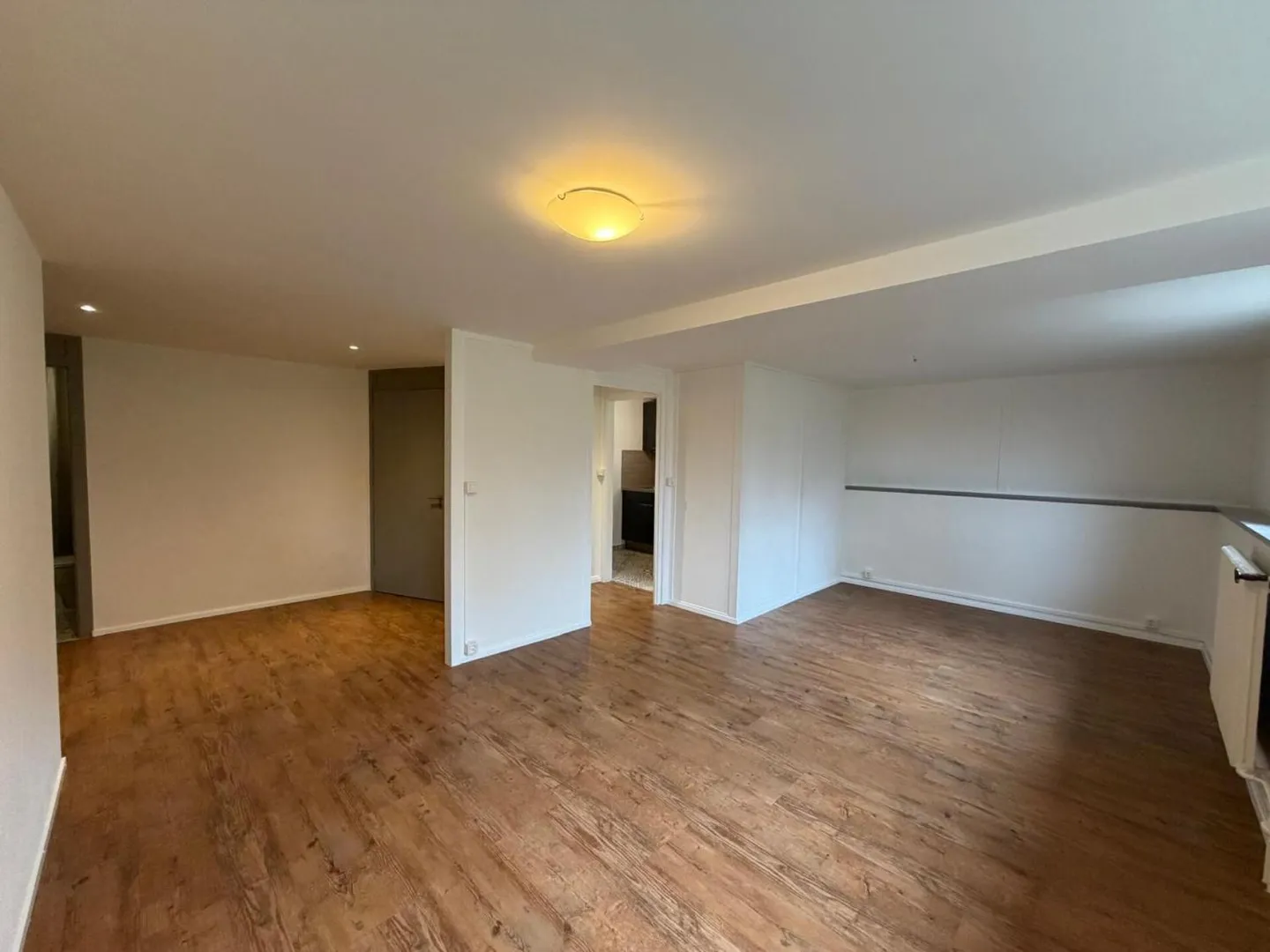 Charmant Studio Rénové - Photo 3 sur 5