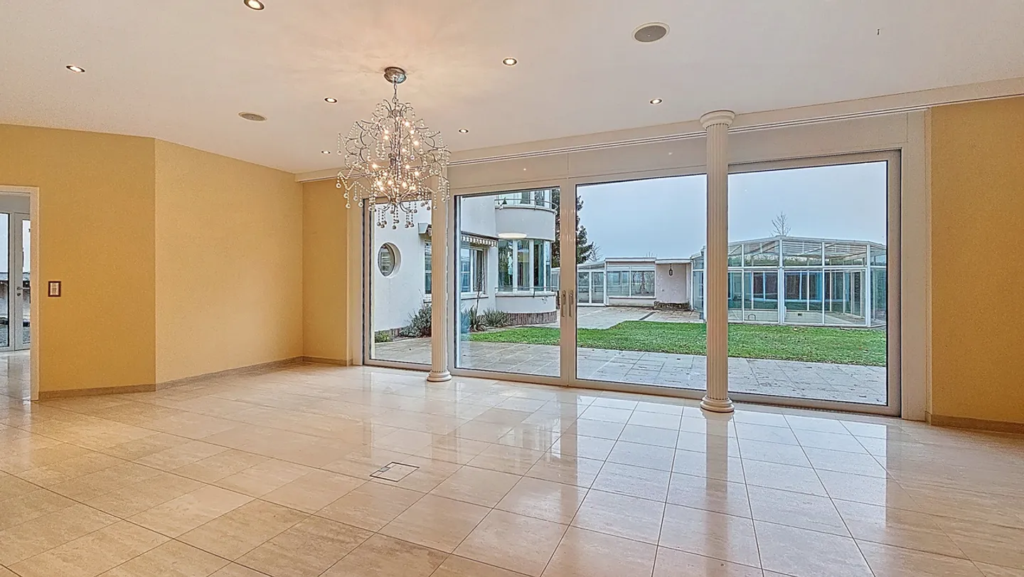 Luxury Apartment with Garden - Photo 2 of 13