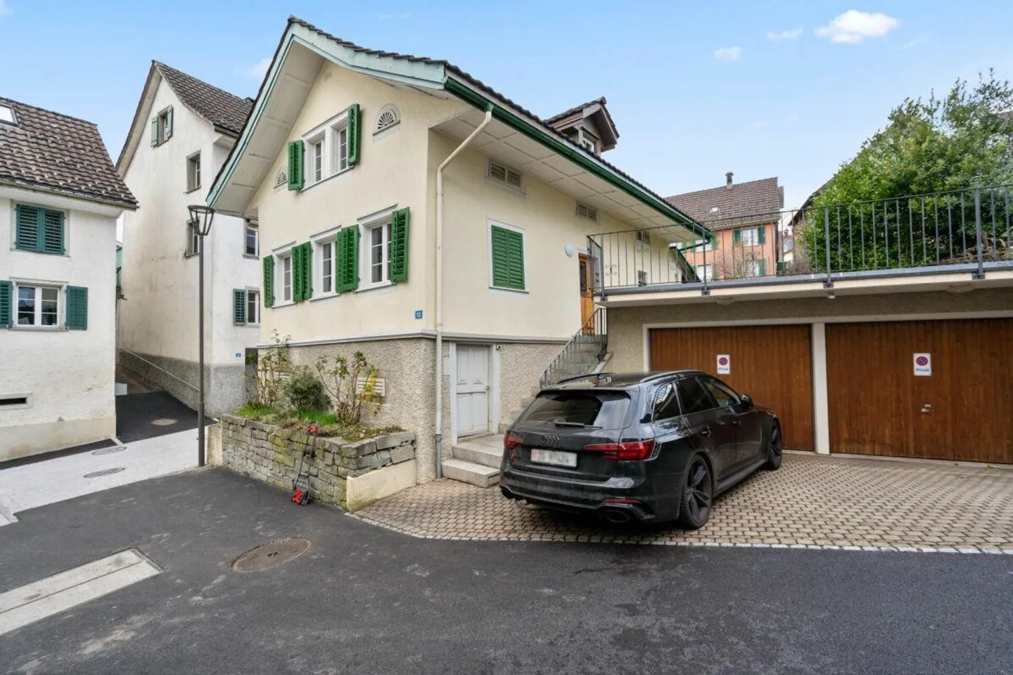 Un bijou dans le meilleur emplacement - incluant un rare garage double - Photo 1 sur 6