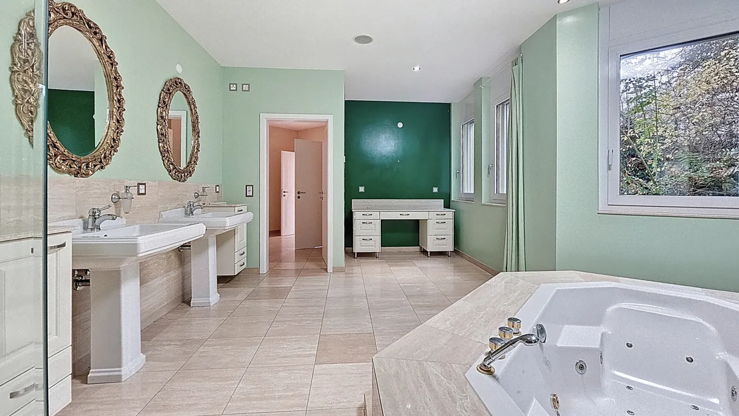 Luxury Apartment with Garden - Photo 8 of 13