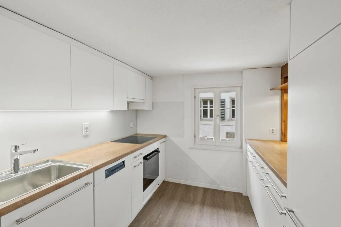 Un bijou dans le meilleur emplacement - incluant un rare garage double - Photo 4 sur 6