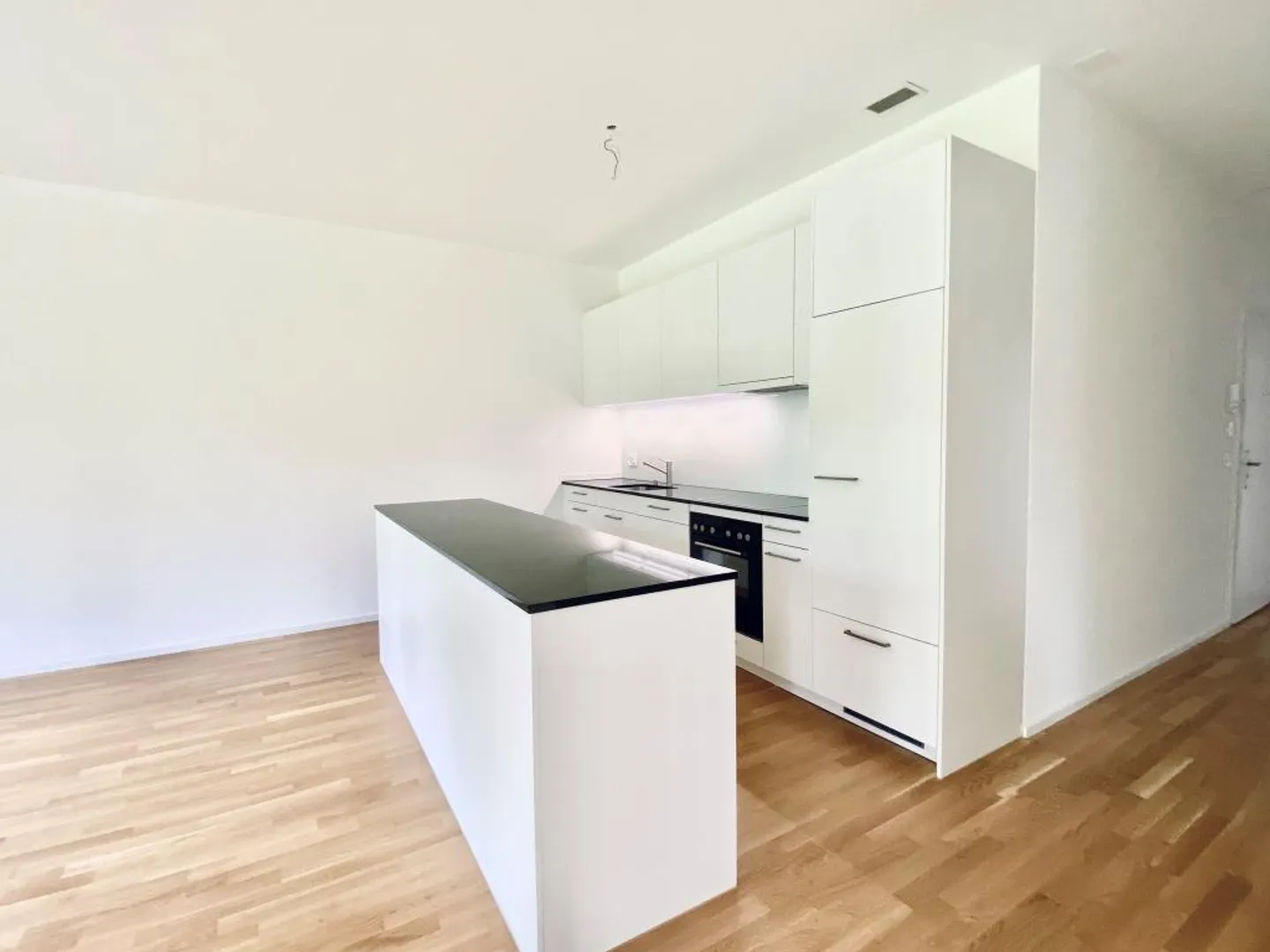 Central, modern apartment with good connections - Photo 2 of 7