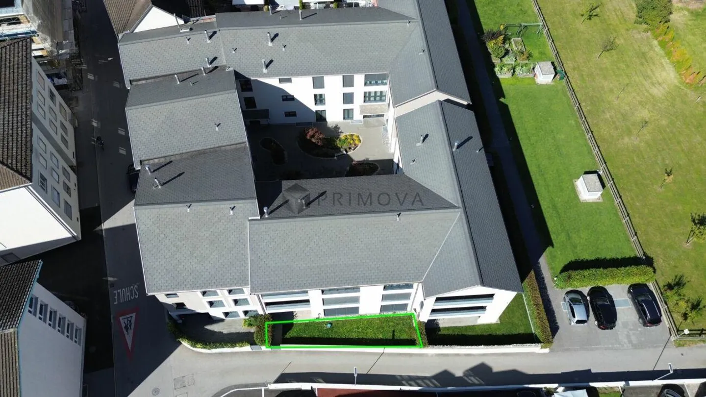 Appartamento moderno al piano terra a Domat/Ems con giardino privato e area salotto coperta - Foto 1 di 10