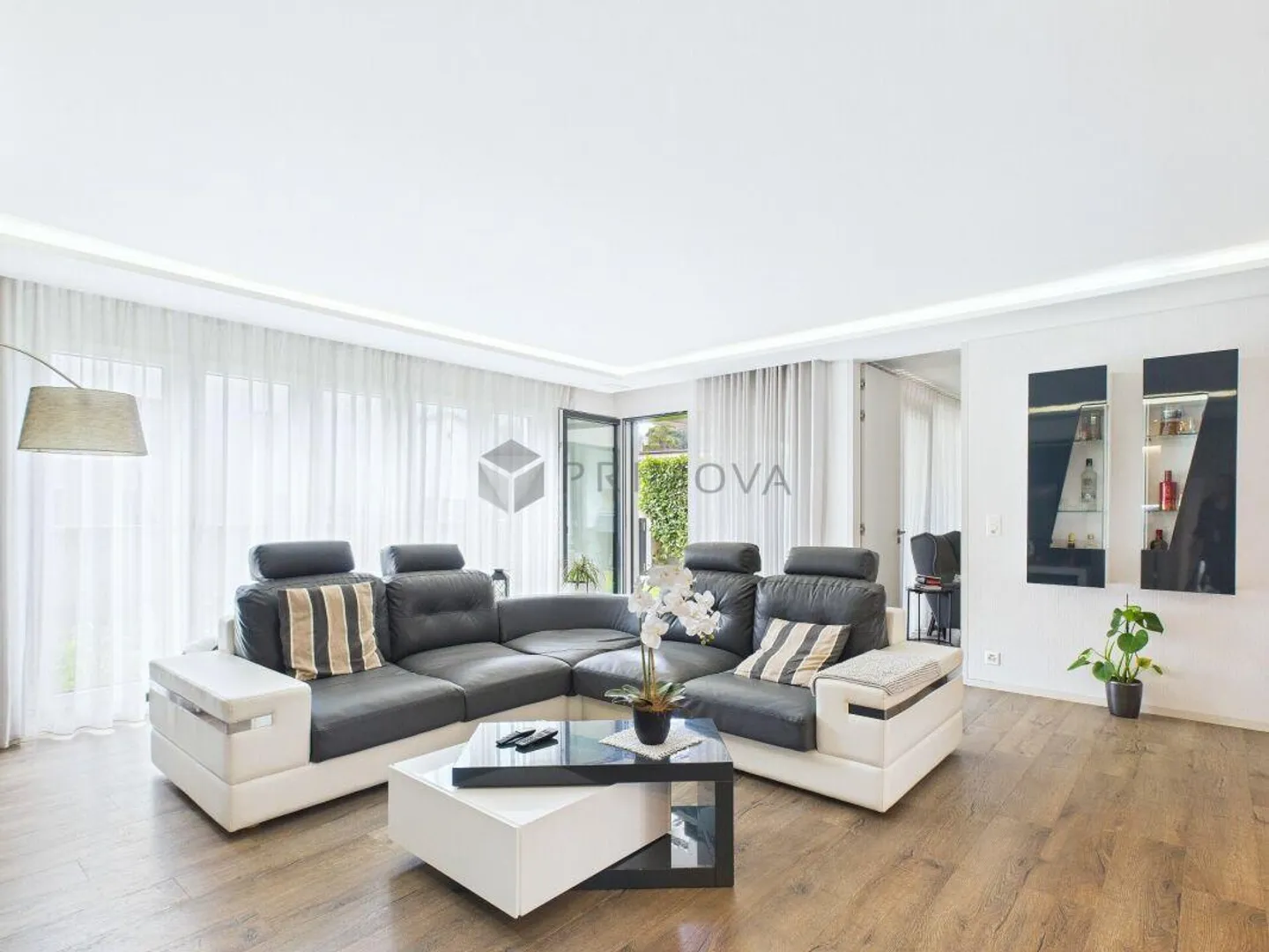 Appartamento moderno al piano terra a Domat/Ems con giardino privato e area salotto coperta - Foto 3 di 10