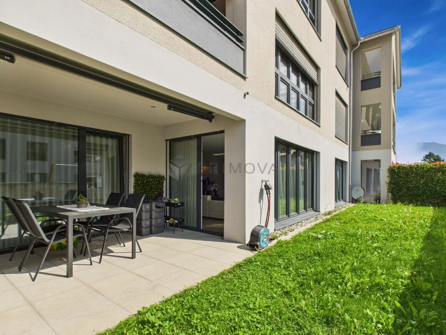 Appartamento moderno al piano terra a Domat/Ems con giardino privato e area salotto coperta - Foto 4 di 10