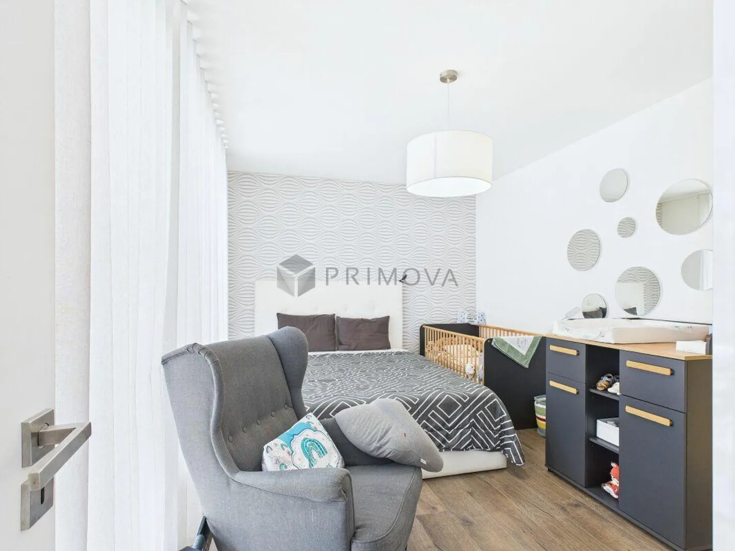 Appartamento moderno al piano terra a Domat/Ems con giardino privato e area salotto coperta - Foto 6 di 10