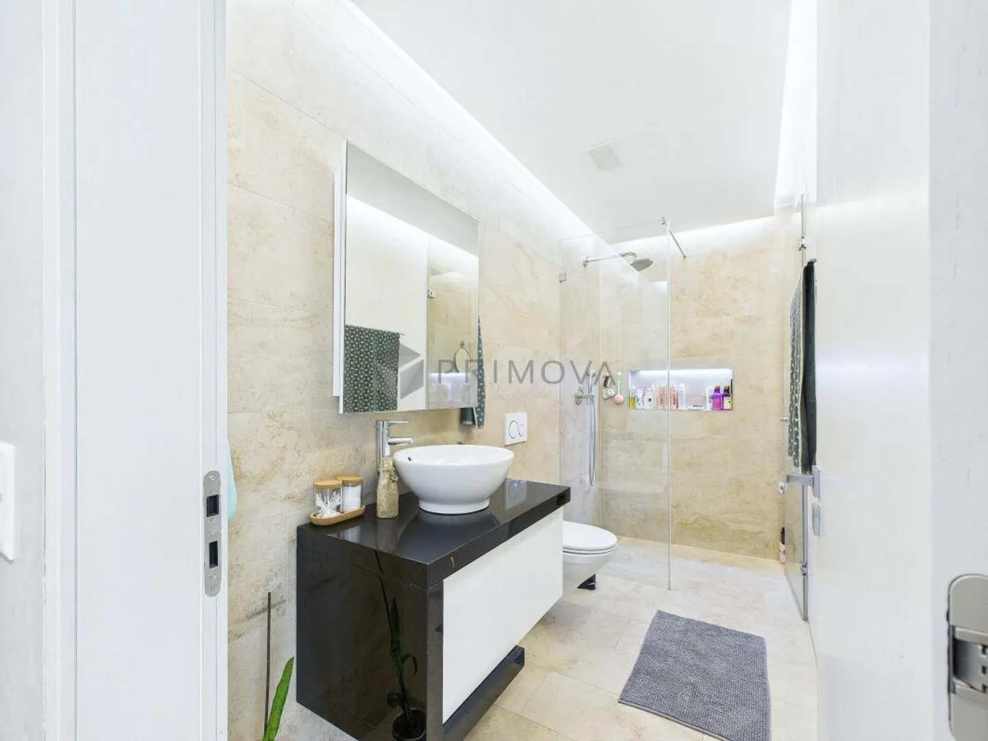 Appartamento moderno al piano terra a Domat/Ems con giardino privato e area salotto coperta - Foto 8 di 10