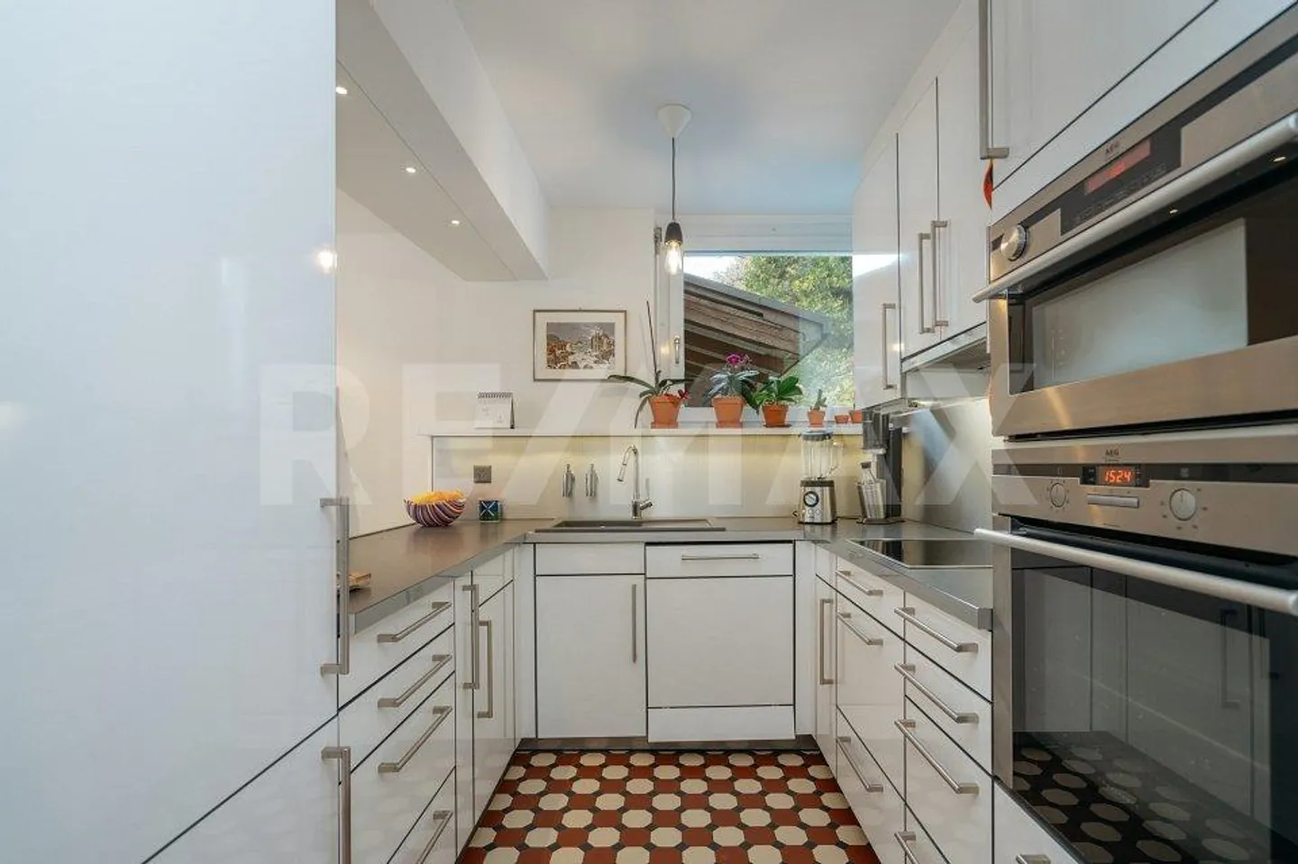 Charm, Style and Warmth: A Scenic Location - Photo 6 of 13