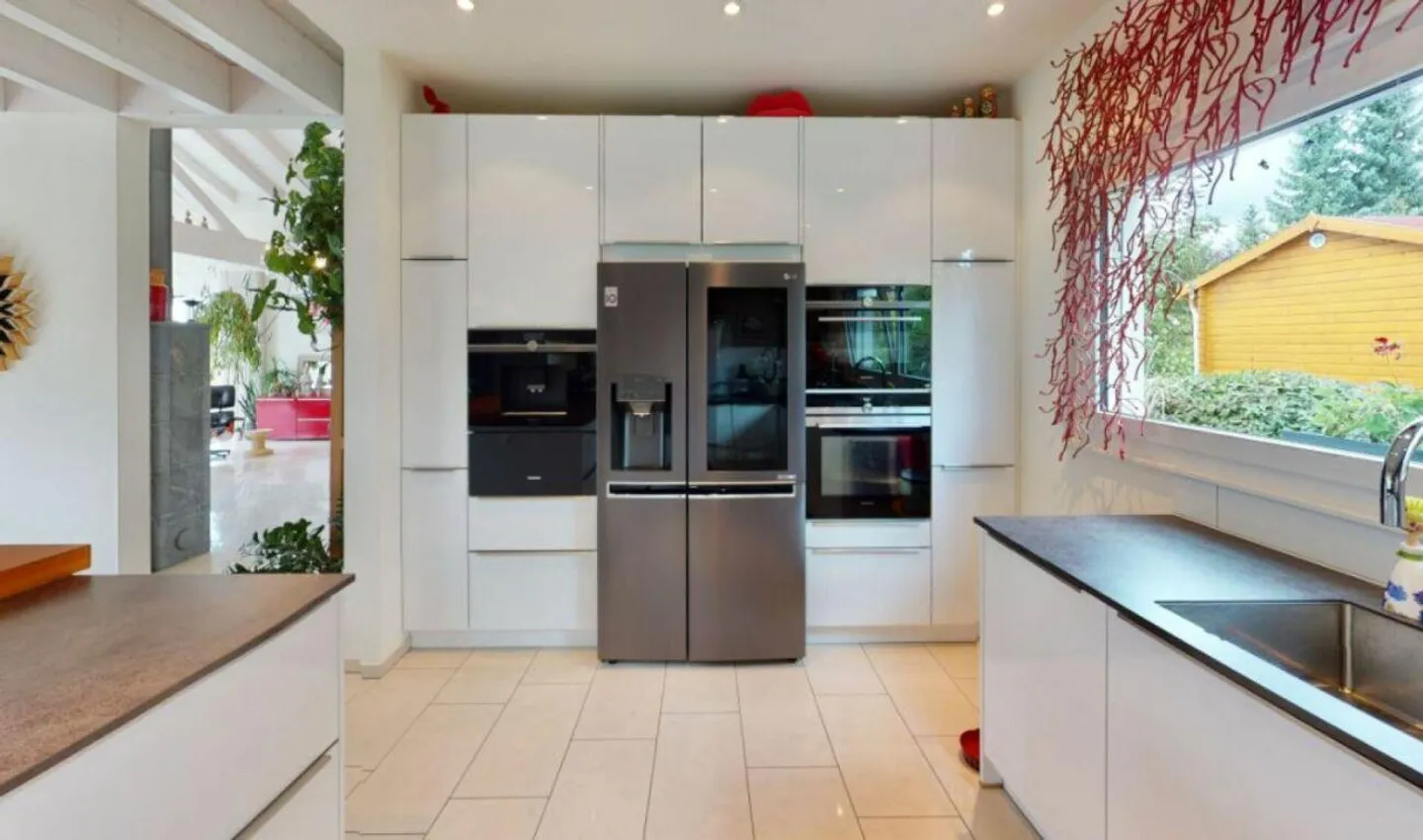 Exclusive living in a stylish villa with blooming garden and sun-drenched rooms - Photo 8 of 9