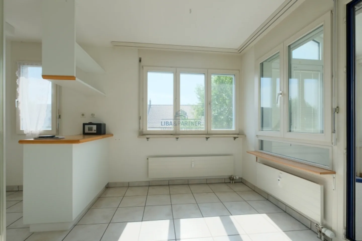 Appartement charmant et lumineux de 4,5 pièces avec un agencement polyvalent à Binningen - Photo 2 sur 10