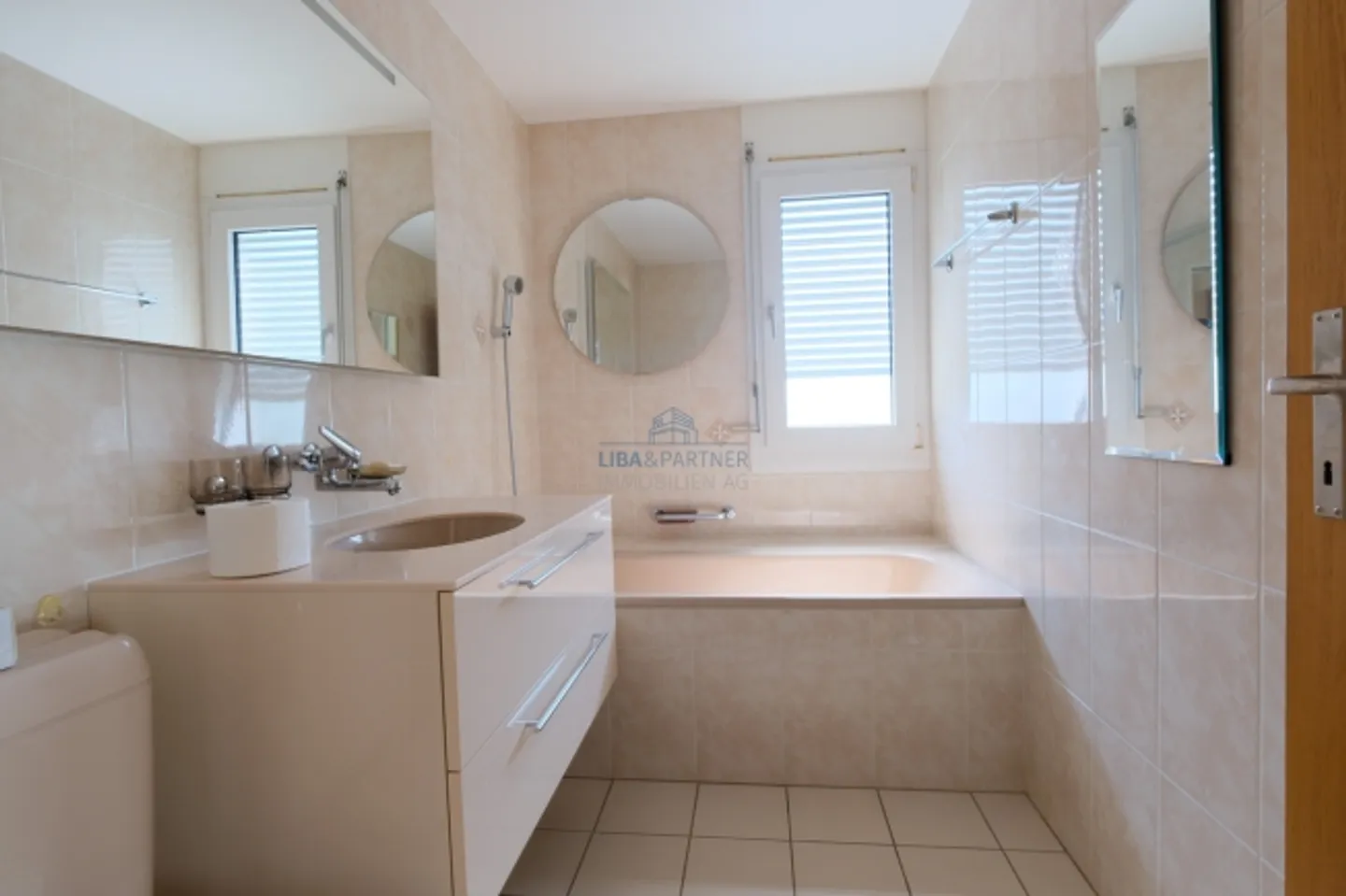 Appartement charmant et lumineux de 4,5 pièces avec un agencement polyvalent à Binningen - Photo 7 sur 10