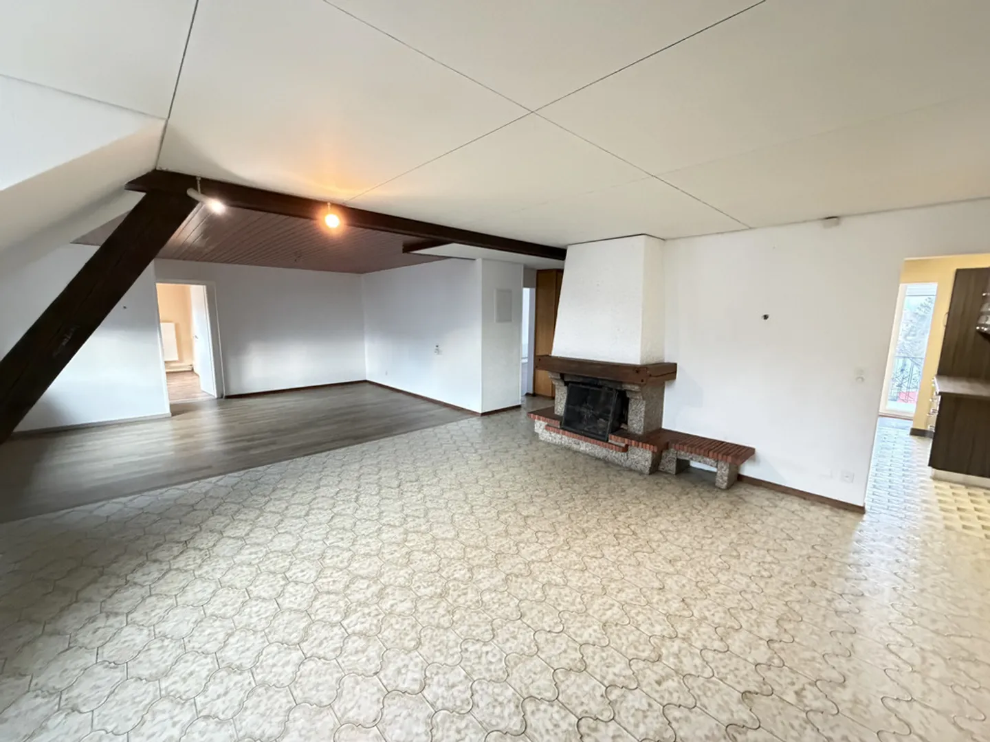 Ein geräumiges Wohnzimmer und eine Terrasse - Foto 3 von 12