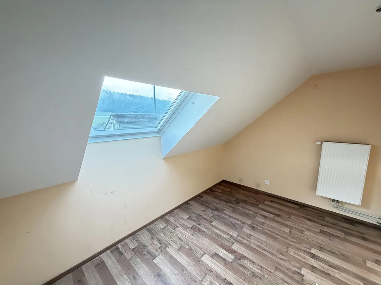 Ein geräumiges Wohnzimmer und eine Terrasse - Foto 8 von 12