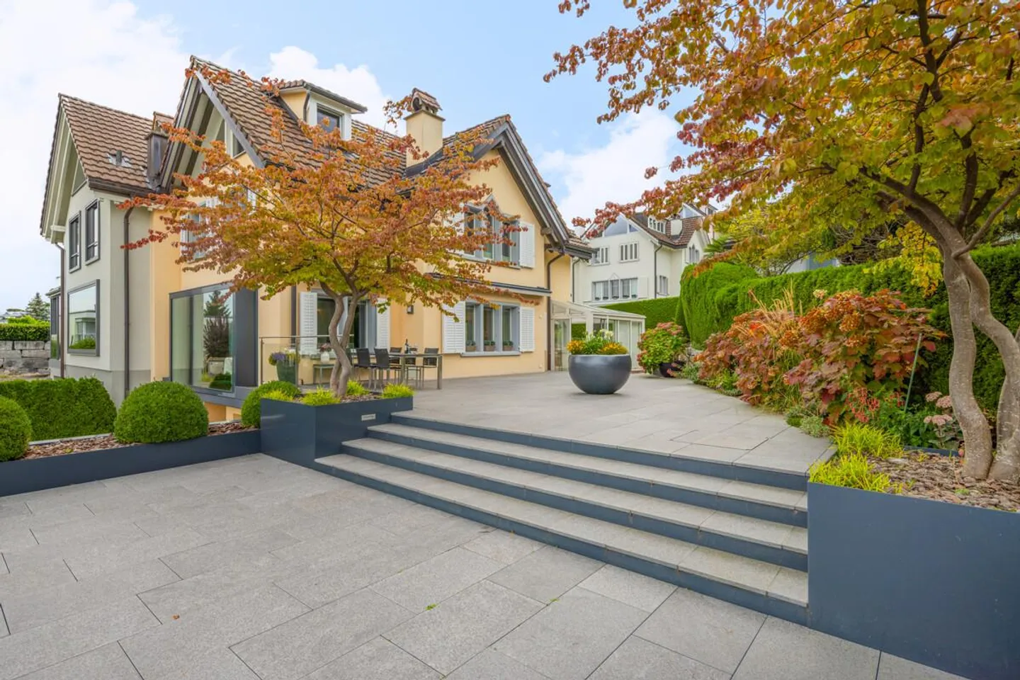 Feusisberg: Stylish architecture with a view over Lake Zurich - Photo 1 of 8