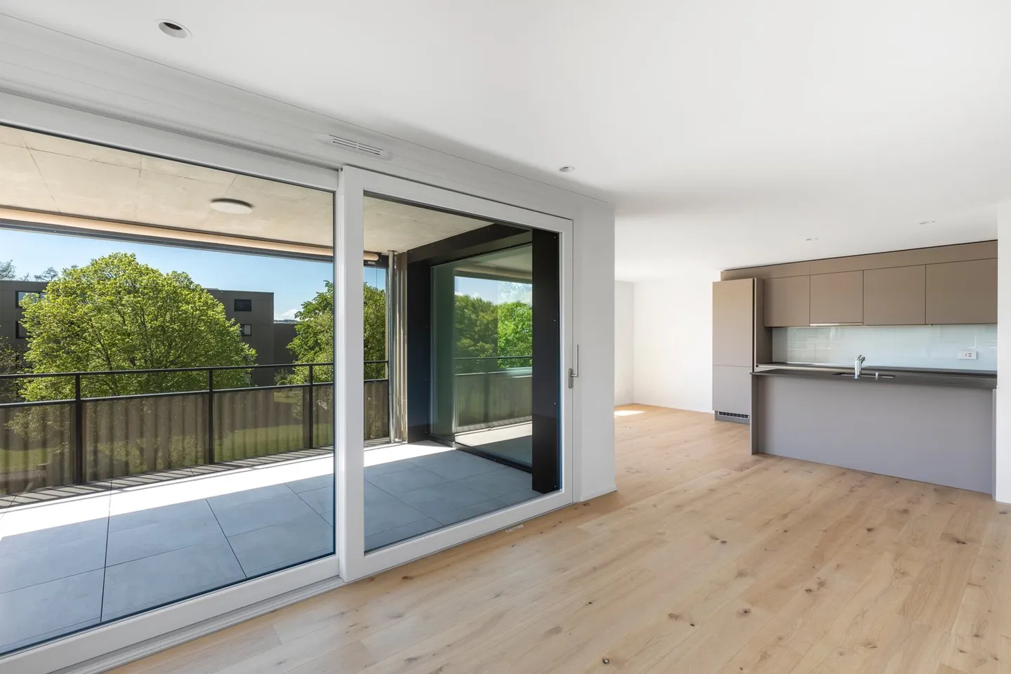 Beautiful bright 4.5-room apartment with a view and storage room - Photo 2 of 8