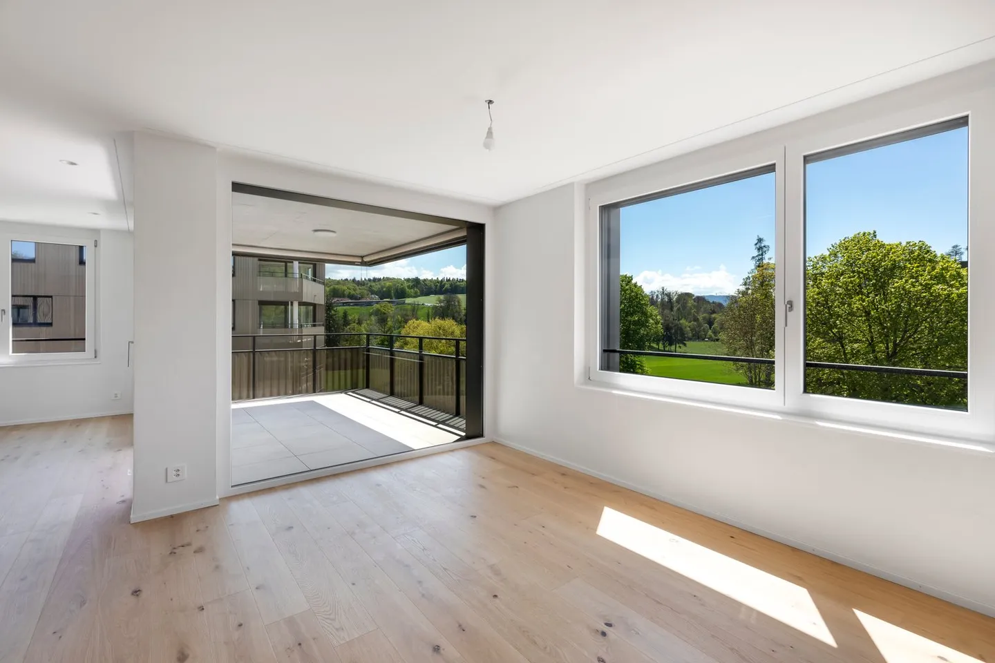 Beautiful bright 4.5-room apartment with a view and storage room - Photo 3 of 8