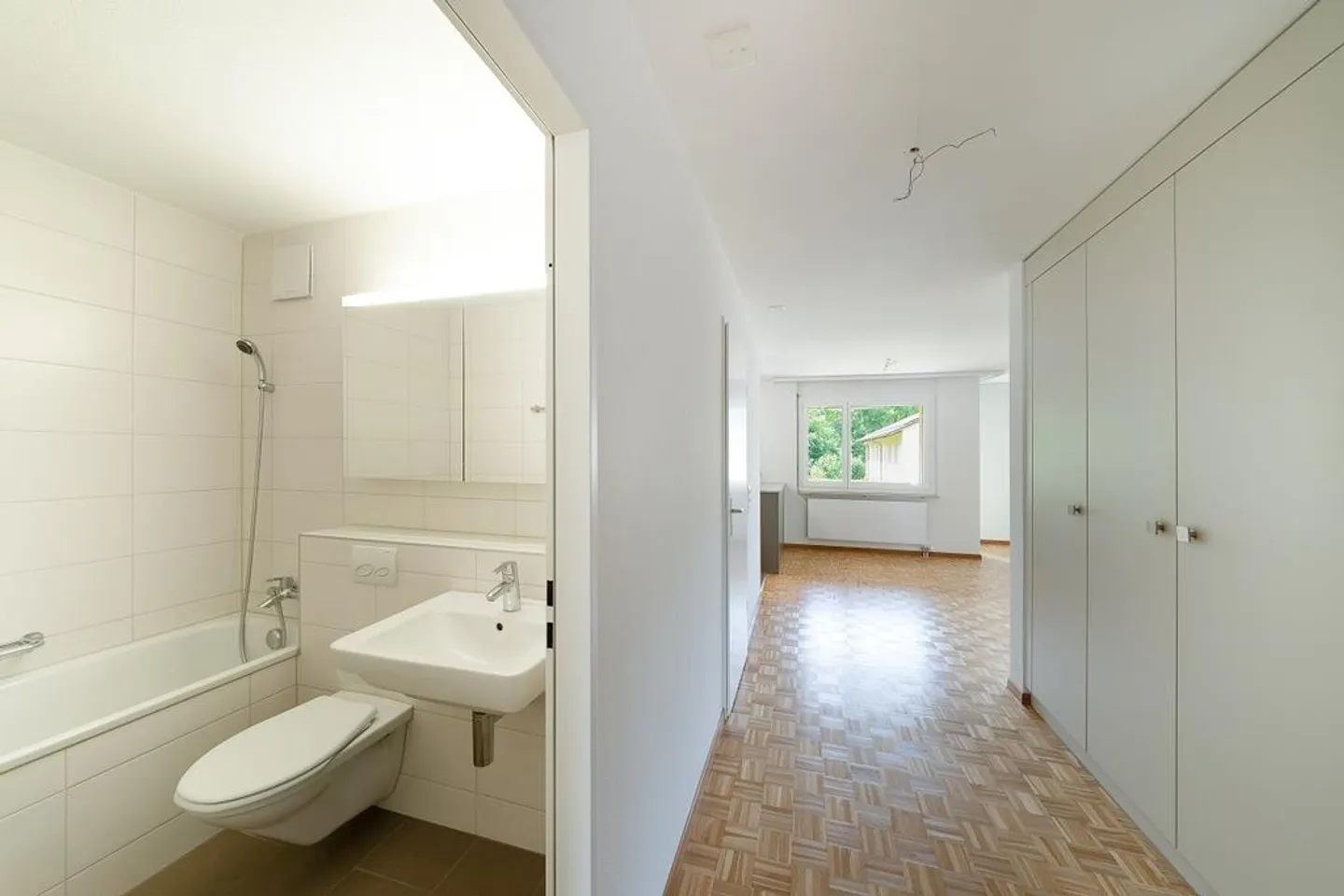 2 bagni (1x vasca, 1x doccia), balcone con sole serale - Foto 9 di 10