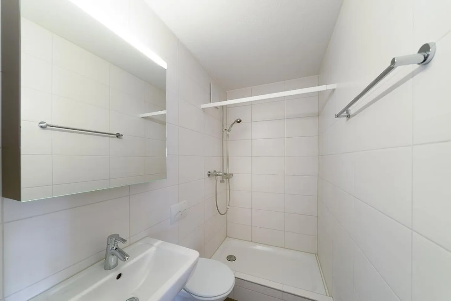 2 bagni (1x vasca, 1x doccia), balcone con sole serale - Foto 10 di 10