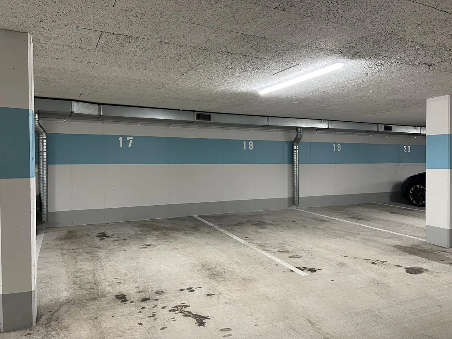 Place de parking à louer : spacieuse et dans un environnement bien entretenu - Photo 1 sur 1