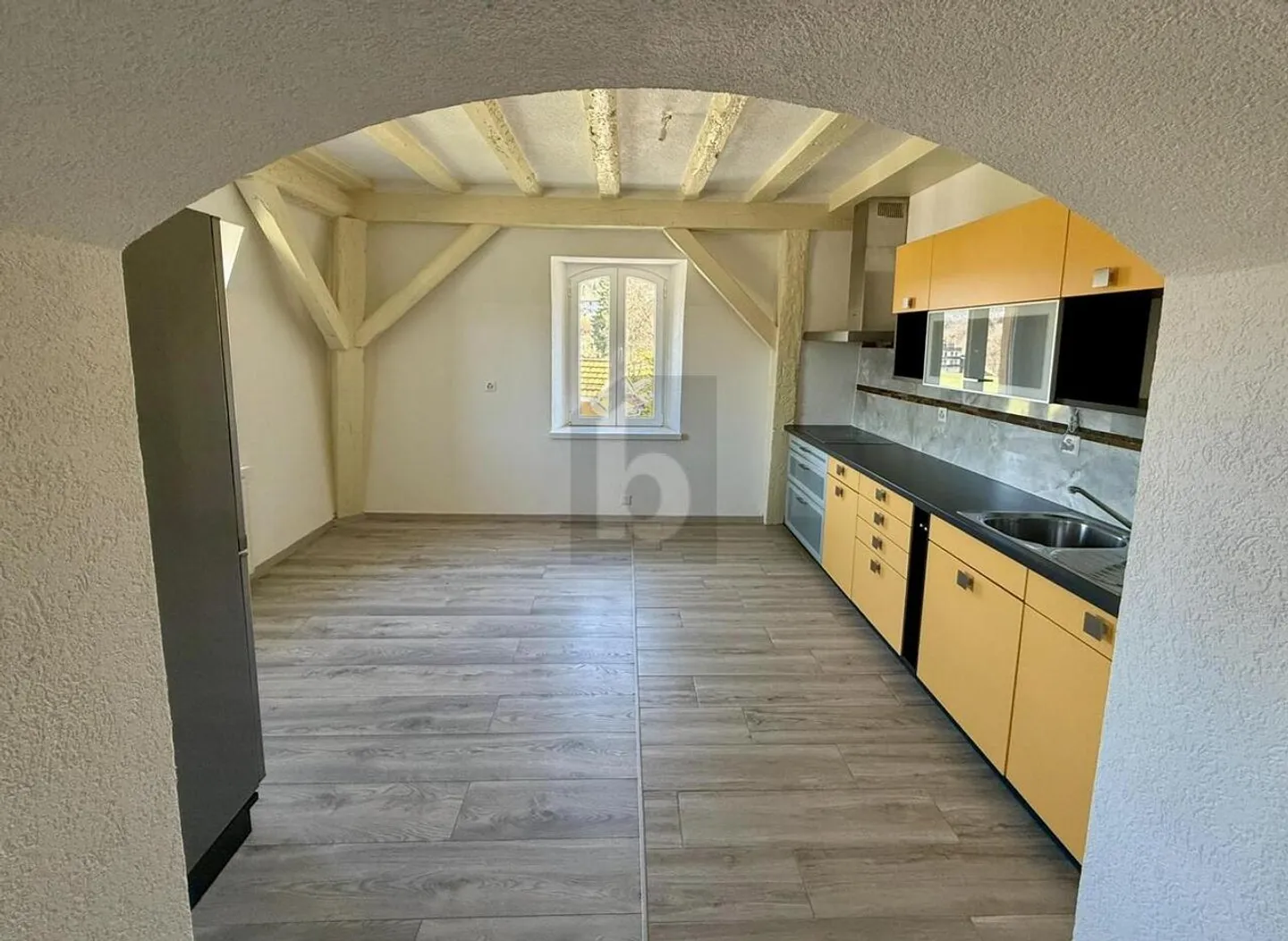 GERÄUMIGE WOHNUNG IM OBERSTEN STOCK MIT GARTEN - Foto 3 von 6