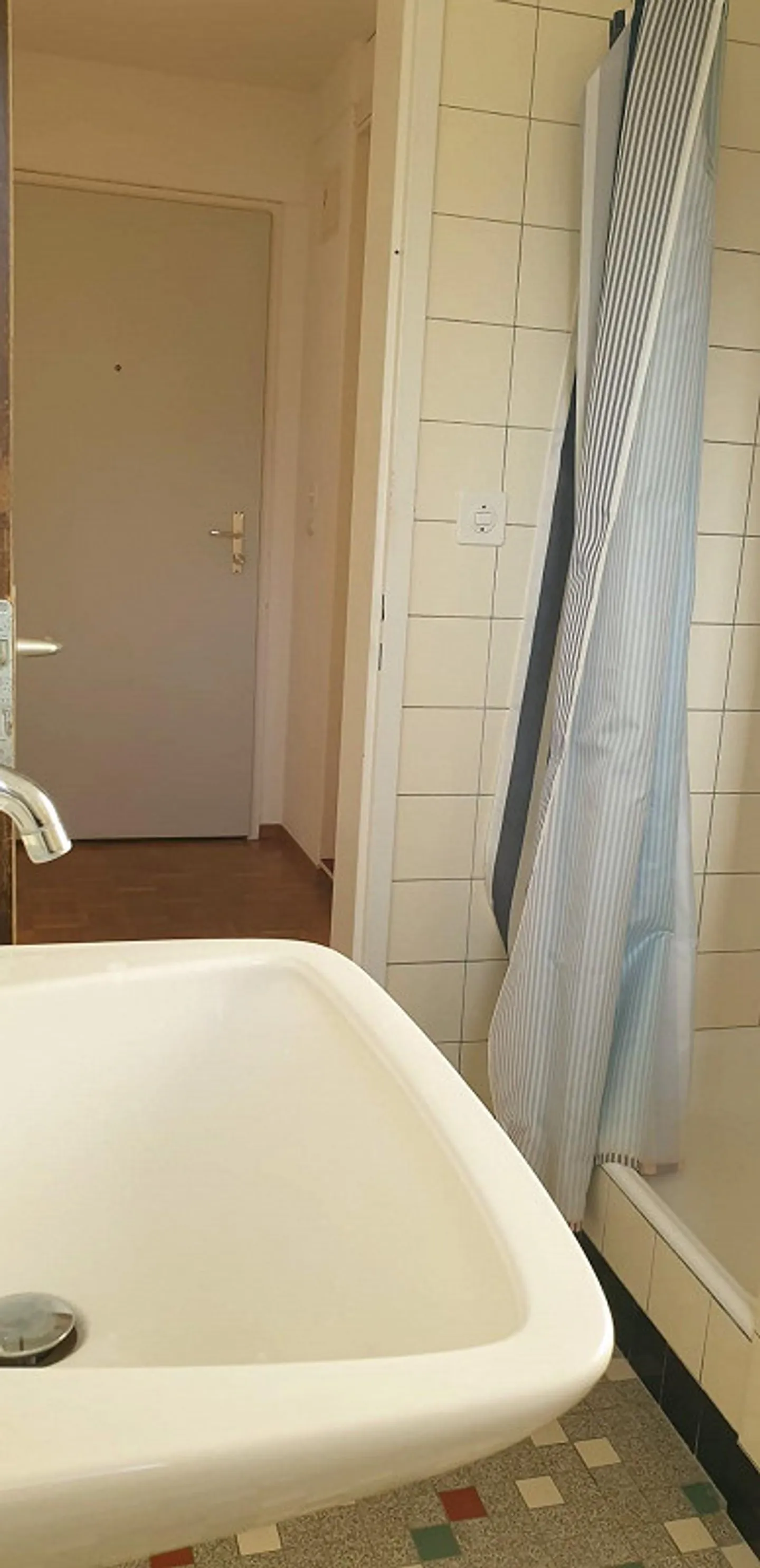 Helle 1.5-Zimmer-Dachwohnung an ruhiger Lage - Foto 6 von 8