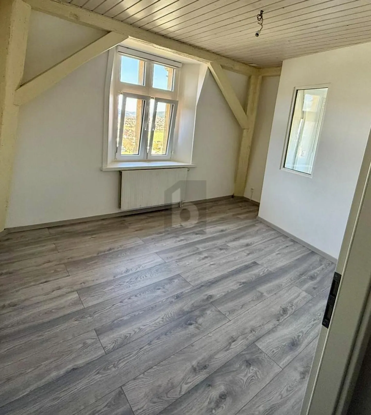 GERÄUMIGE WOHNUNG IM OBERSTEN STOCK MIT GARTEN - Foto 5 von 6
