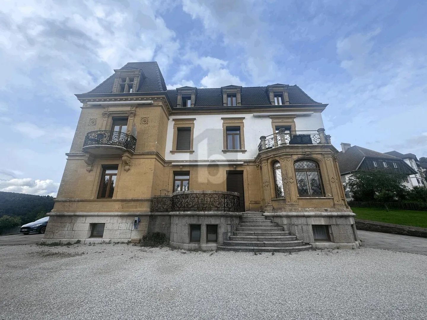 GERÄUMIGE WOHNUNG IM OBERSTEN STOCK MIT GARTEN - Foto 1 von 6