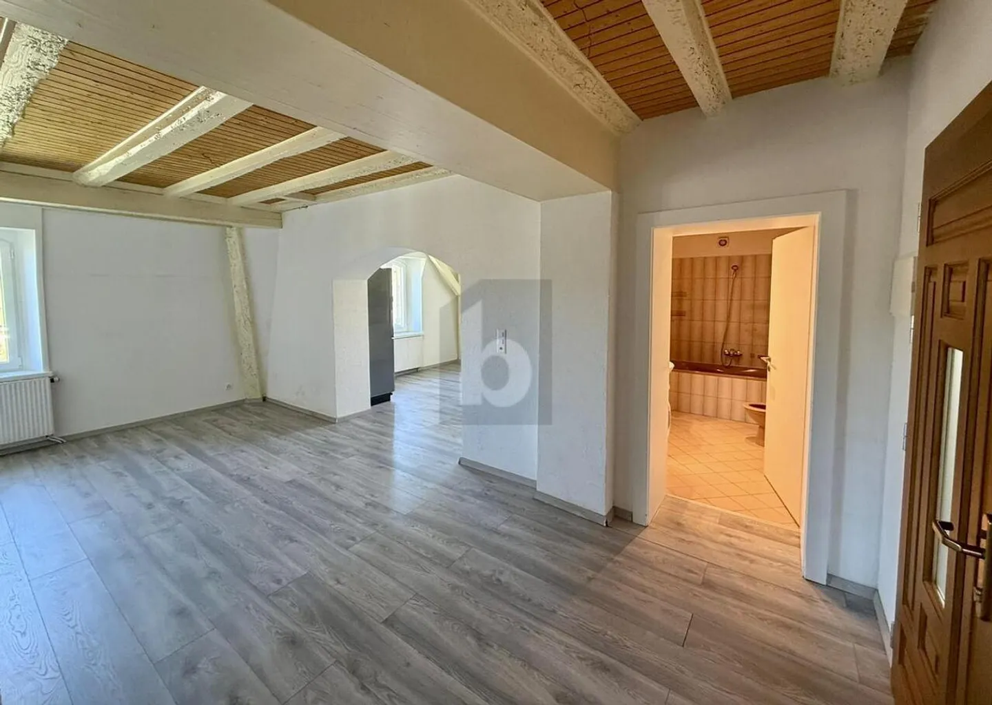 GERÄUMIGE WOHNUNG IM OBERSTEN STOCK MIT GARTEN - Foto 2 von 6