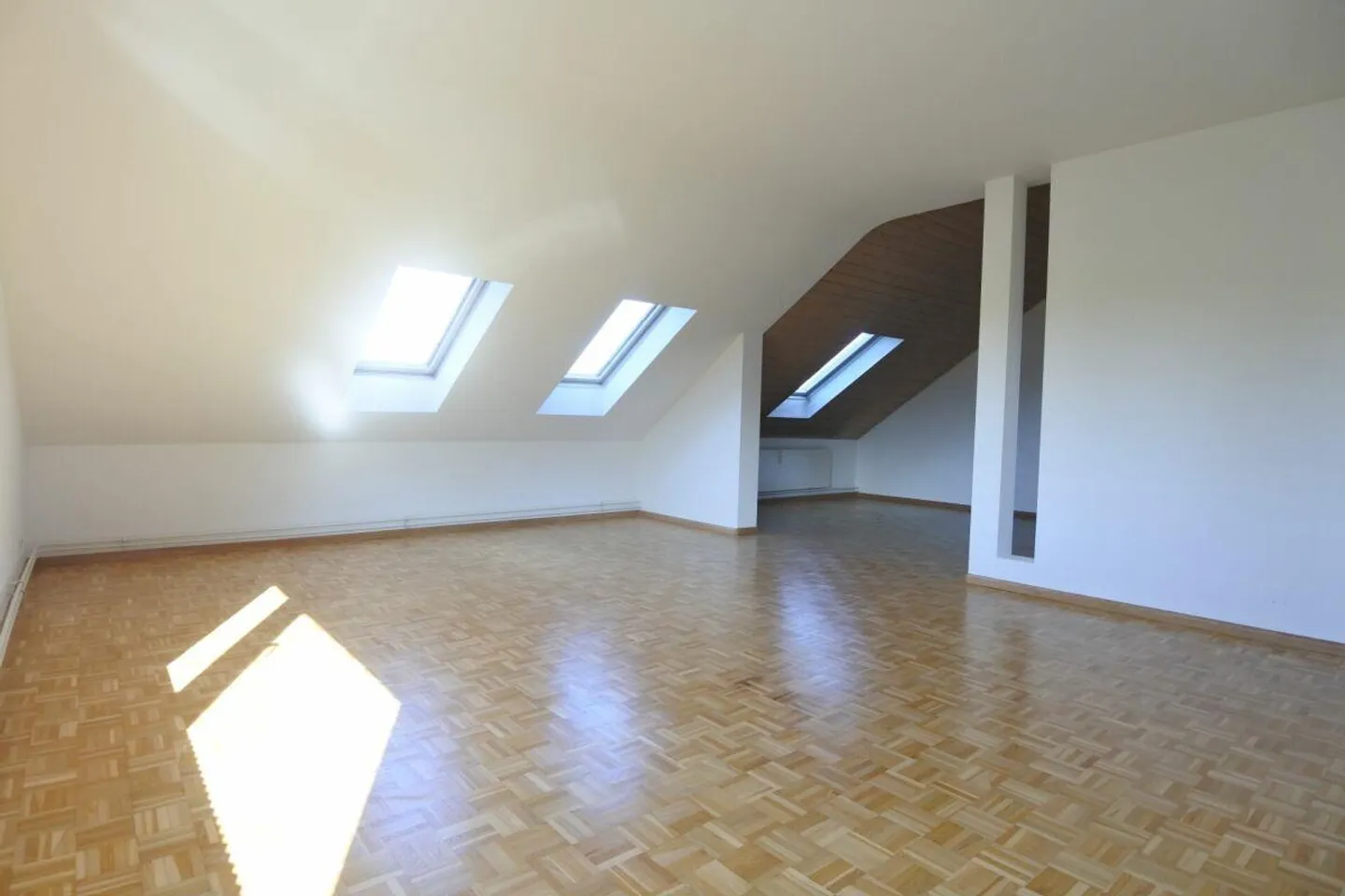 Incantevole appartamento mansardato a Oberwil - Foto 2 di 9