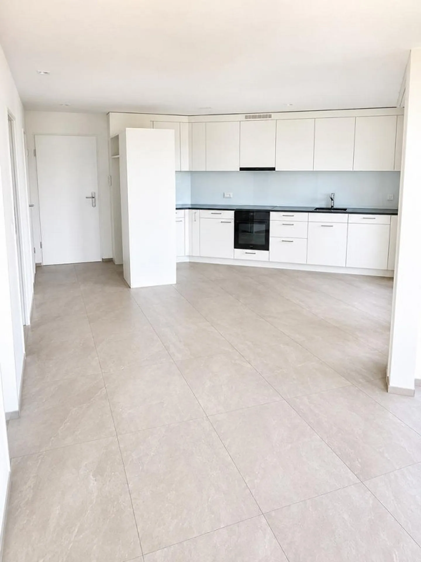 Bright 2.5 Room Apartment in Prime Location - Photo 4 of 7