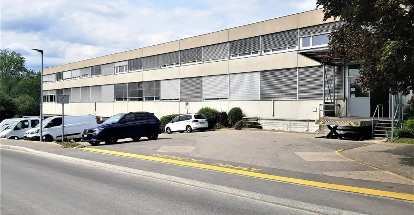 Workshop from 500 m² for rent - Depot / workshop - Photo 2 of 9