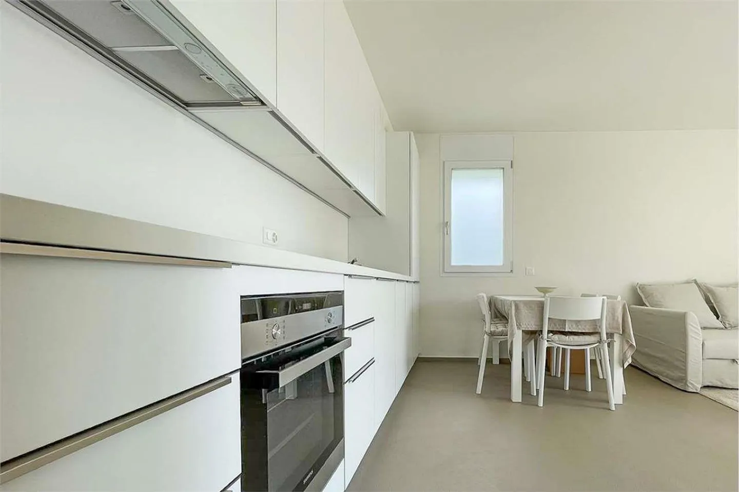 A 2.5-room apartment with character, ready to welcome you - Photo 3 of 7