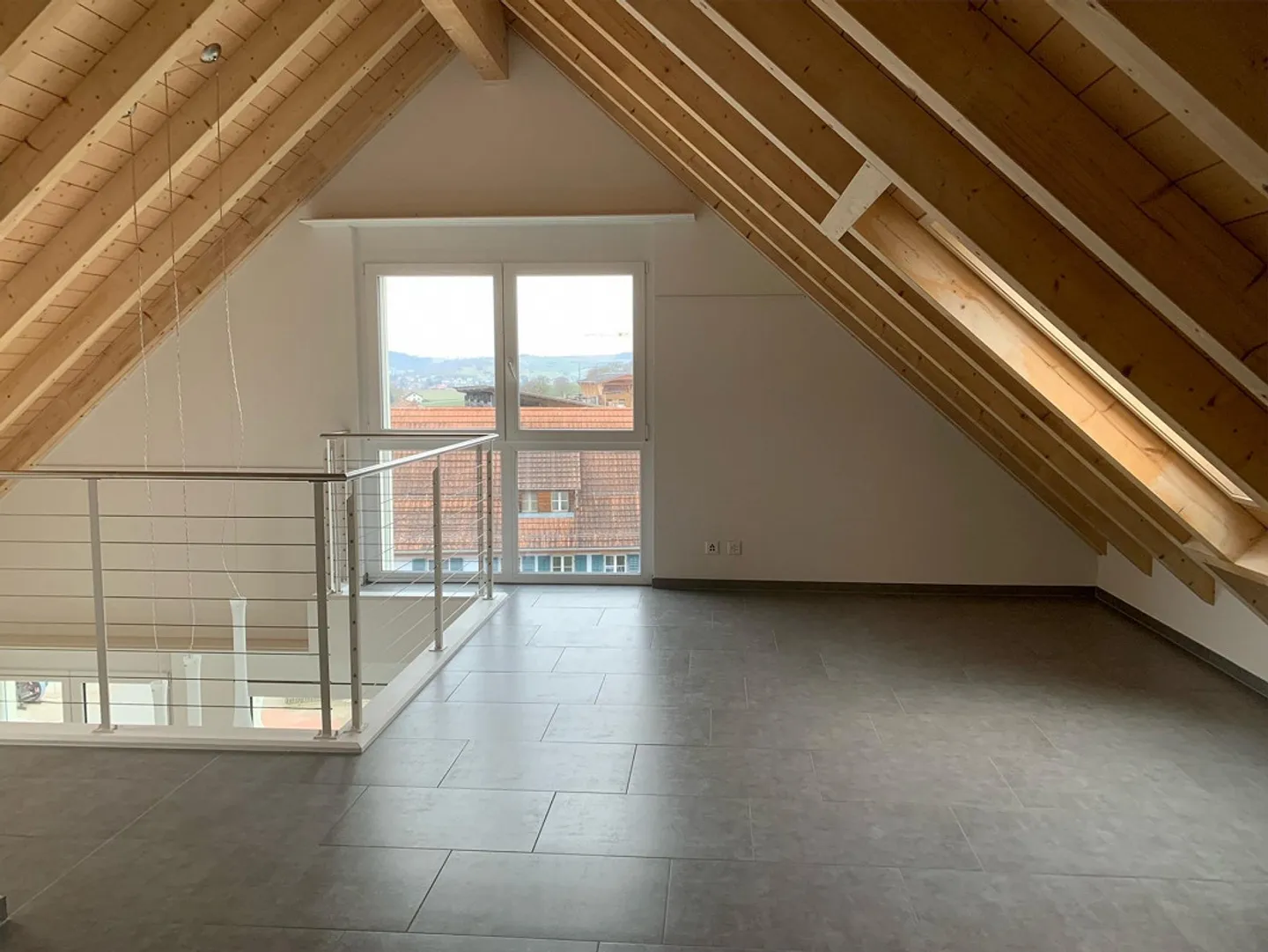 Spacious, bright maisonette apartment with balcony - Photo 2 of 13