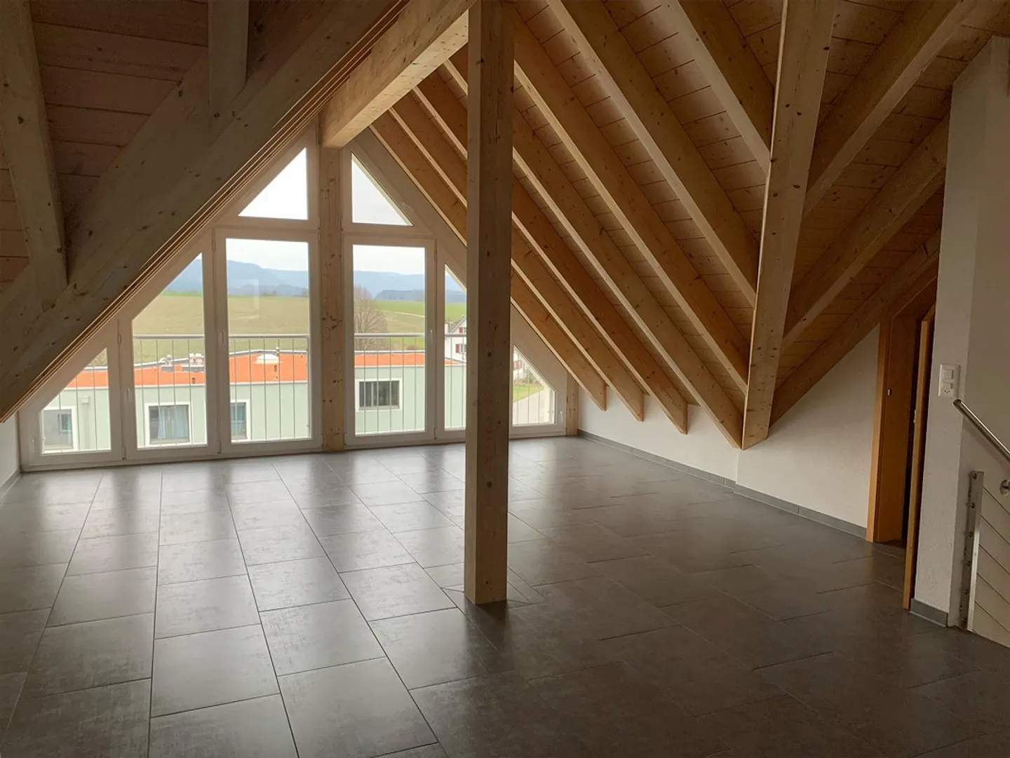 Spacious, bright maisonette apartment with balcony - Photo 3 of 13