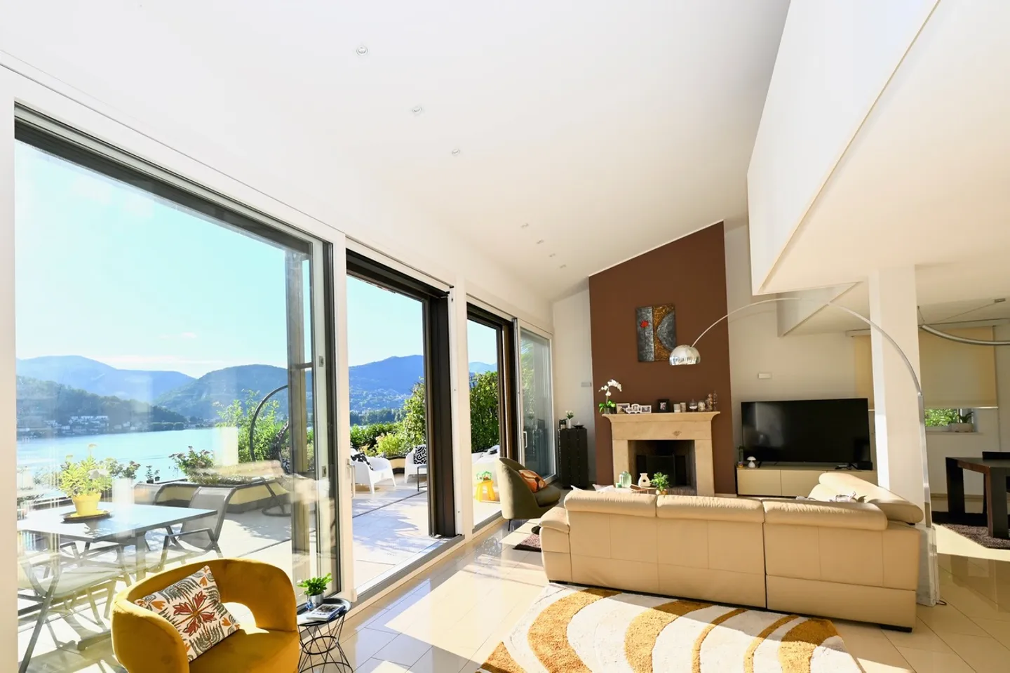Penthouse Duplex Élégant avec Vue Spectaculaire sur le Lac de Lugano - Photo 1 sur 26