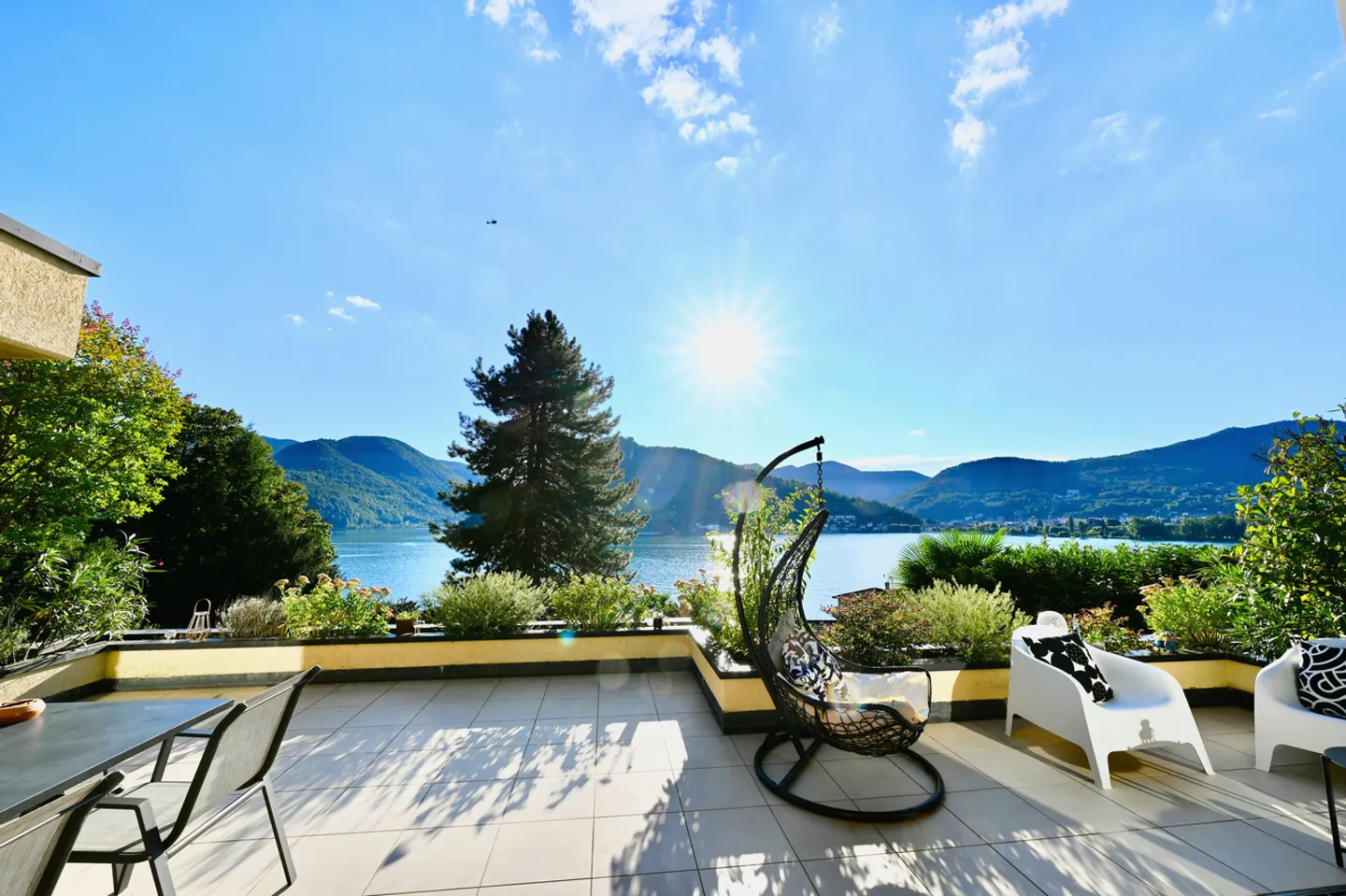 Penthouse Duplex Élégant avec Vue Spectaculaire sur le Lac de Lugano - Photo 3 sur 26