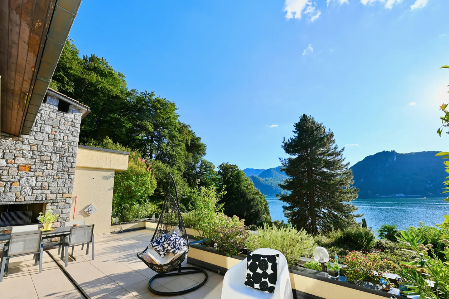 Penthouse Duplex Élégant avec Vue Spectaculaire sur le Lac de Lugano - Photo 4 sur 26