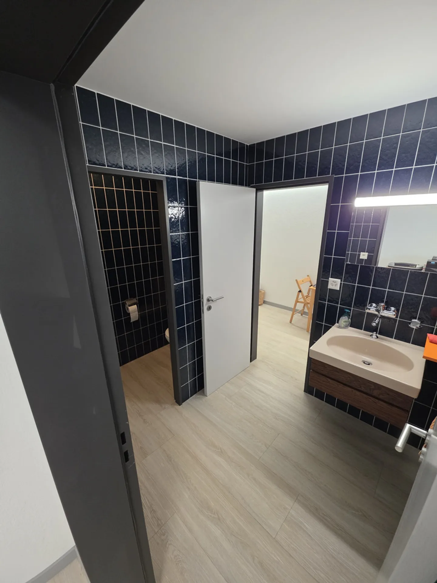 Luminoso e idealmente situato - Foto 9 di 10