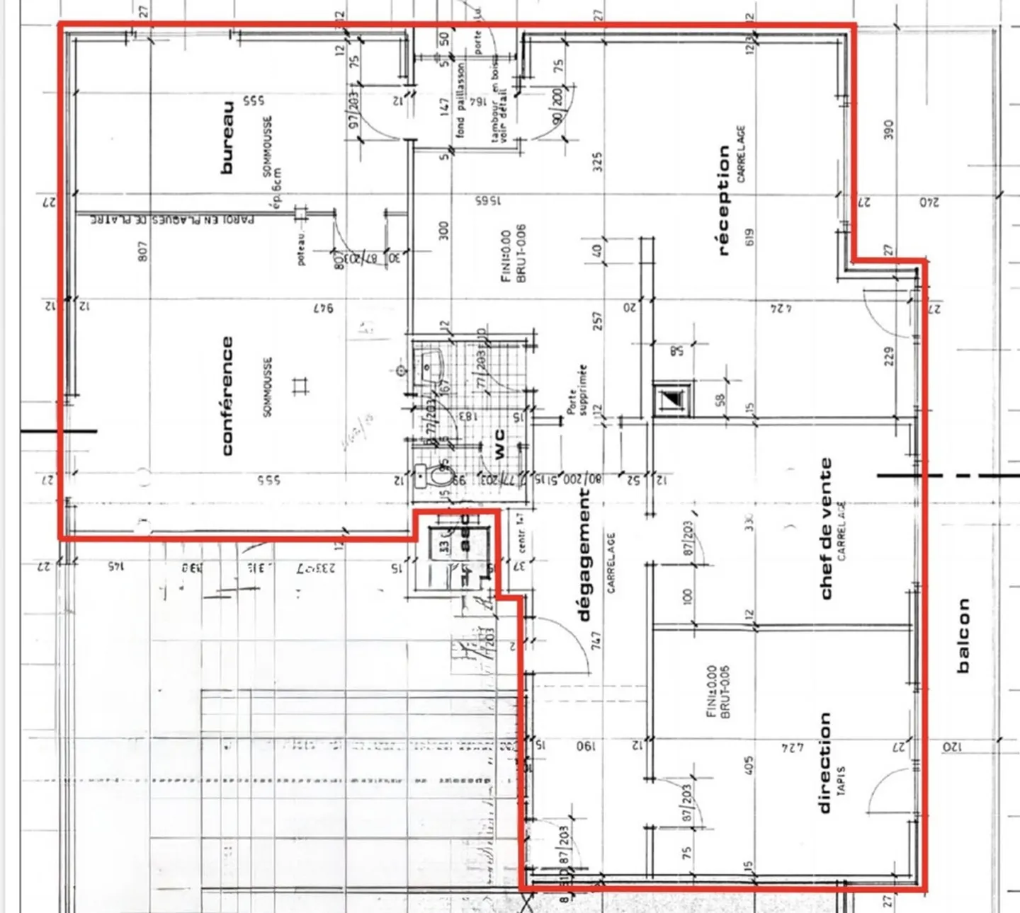 Luminoso e idealmente situato - Foto 10 di 10