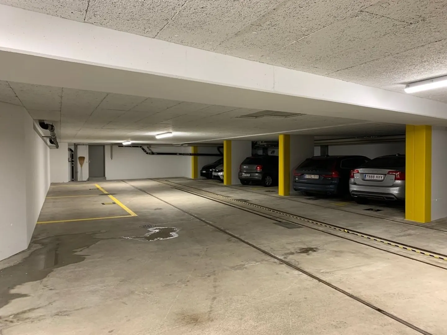Place de parking dans un garage souterrain - Zurich District 8 - Photo 2 sur 2