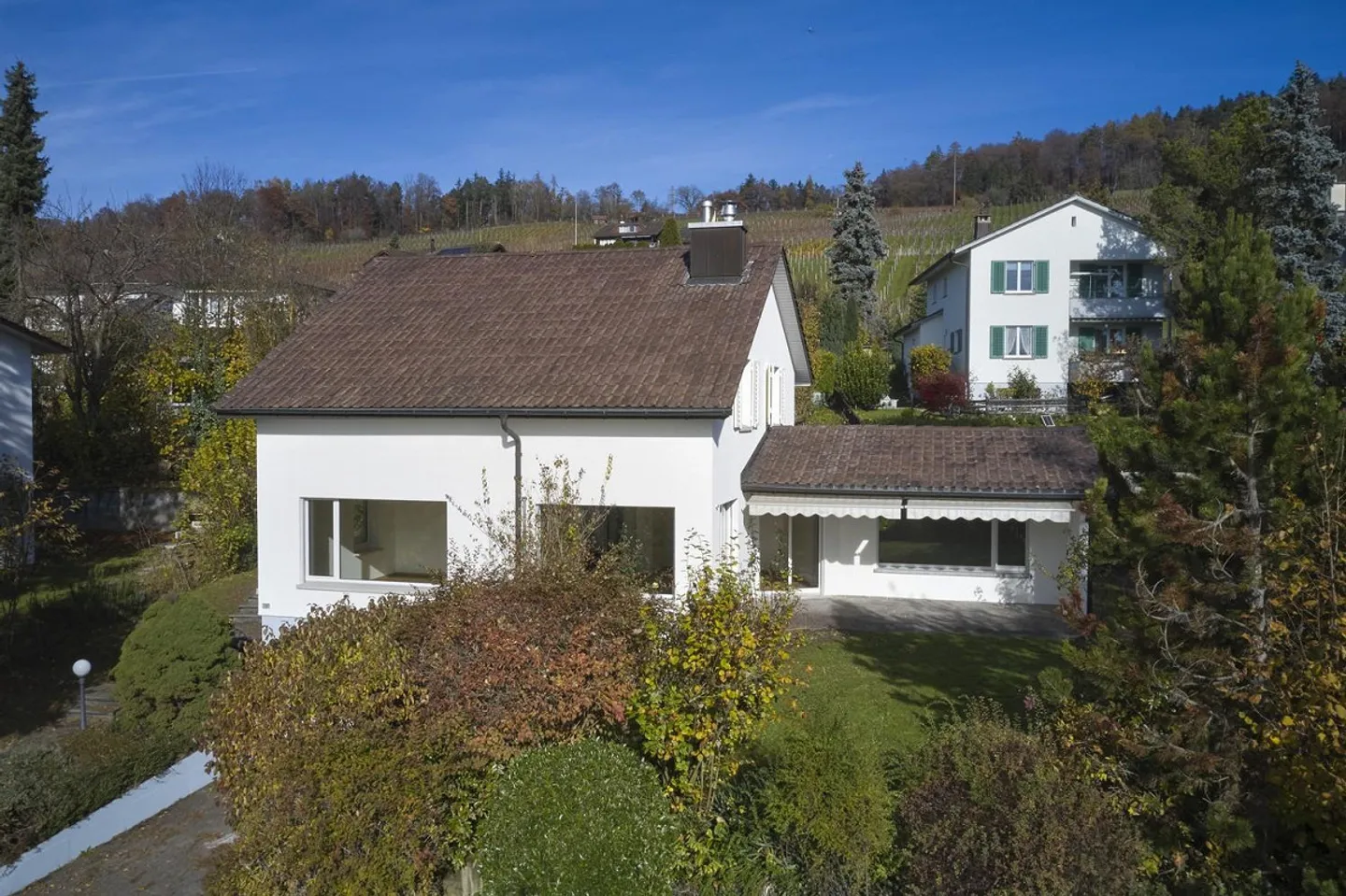 Casa unifamiliare indipendente di 6½ locali con fascino, stile e grande giardino a Weiningen - Foto 1 di 13